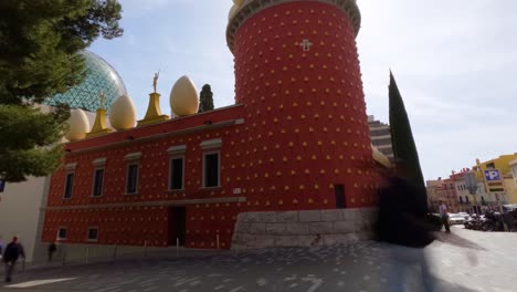 Zeitraffer-In-Figueras-Vor-Dem-Dalí-Museum