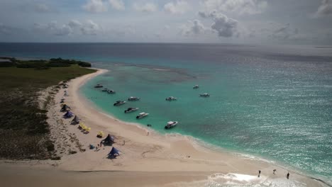 Playa-Panorámica-Aérea-De-Arena-Blanca-Con-Gente-Disfrutando-Del-Viaje.