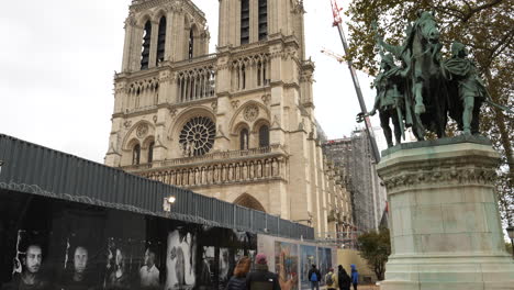 Catedral-De-Notre-Dame-De-París---Catedral-En-París,-Francia---Inclinada-Hacia-Arriba