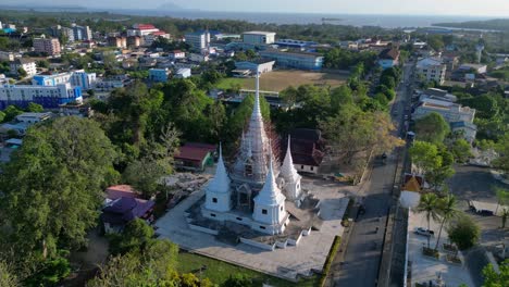 Ruhiger-Traditioneller-Thailändischer-Tempelkomplex,-Tropische-Landschaft