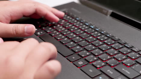 Nahaufnahme-Von-Zwei-Händen,-Die-Im-Internet-Scrollen-Und-Einige-Wörter-über-Die-Elektronische-Tastatur-Eines-Laptops-Eingeben