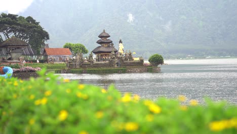 Schöne-Aussicht-Auf-Den-Ulun-Danu-Beratan-Bedugul-Tempelkomplex,-Einen-Tempel-Am-Beratan-See-Auf-Bali