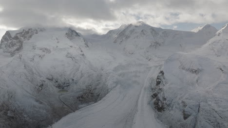 Increíble-Mundialmente-Famoso-Gornergrat-Zermatt-Glaciar-Hielo-Grieta-Río-Alpes-Suizos-Cima-El-Matterhorn-Cumbre-Estación-De-Esquí-Paisaje-Aéreo-Drone-Otoño-Ferrocarril-Suiza-Adelante-Revelar-Movimiento