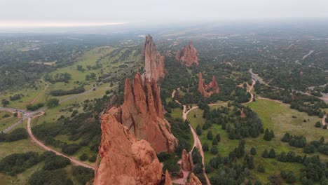 Vista-Aérea-Panorámica-Del-Parque-Nacional-Jardín-De-Los-Dioses,-Colorado