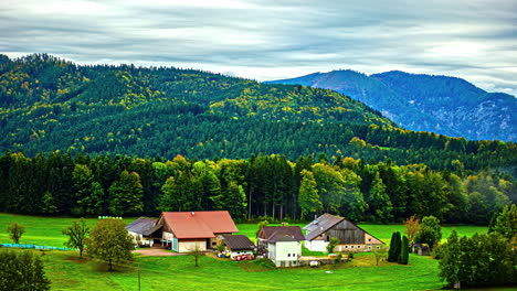 Abgeschiedenes-Clusterdorf-In-Atemberaubender-Lichtung,-Herbstlicher-Laubübergang-In-Die-Berge