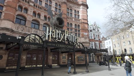 Harry-Potter-Und-Das-Verwunschene-Kind-Schild-Im-Palace-Theatre-In-London,-Großbritannien