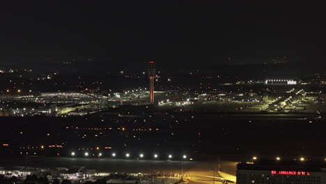 Atlanta-Georgia---Luftaufnahme-Des-V953-Überflugs-über-Hapeville-Mit-Aufnahmen-Der-Nächtlichen-Aktivitäten-Am-Hartsfield-Jackson-International-Airport-In-Atlanta-Und-Des-Auf-Der-Landebahn-Rollenden-Flugzeugs---Aufgenommen-Mit-Mavic-3-Pro-Cine---Juni-2023