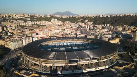 Drone-Orbita-Sobre-El-Estadio-Diego-Armando-Maradona-En-El-Barrio-Fuorigrotta-De-Nápoles,-Italia