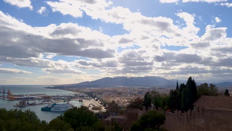 Vista-Desde-El-Castillo-De-Gibralfaro-Sobre-La-Ciudad-De-Málaga,-España.