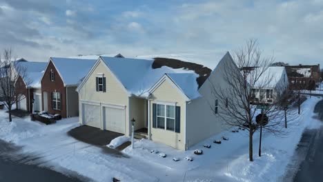 Aerial-rising-shot-of-a-suburban-neighborhood-in-the-United-States