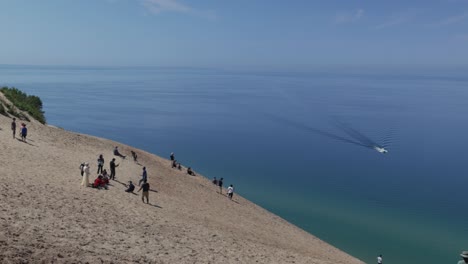 Oso-Durmiente-Dunas-De-Arena-A-Orillas-Del-Lago-Nacional-Vista-Al-Lago-Michigan-En-Michigan-Con-Gente-Caminando-Sobre-Las-Dunas-Y-Video-Panorámico-De-Izquierda-A-Derecha