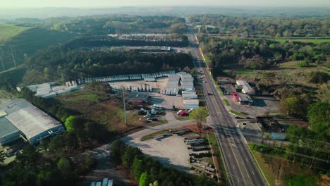 Statische-Weitwinkelaufnahme-Eines-Parkplatzes-Mit-Sattelschleppern-In-South-Atlanta,-Georgia