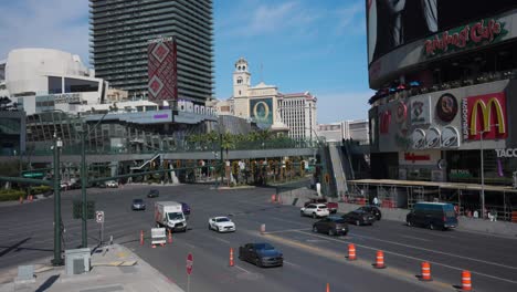 Calle-De-La-Ciudad-De-Las-Vegas-Durante-El-Día-Con-Tráfico,-Gente,-Hoteles-Y-Restaurantes.