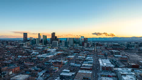 Hiperlapso-De-Drones-Al-Atardecer-Sobre-El-Distrito-Artístico-Del-Norte-Del-Río-Y-Vista-Del-Horizonte-De-Denver