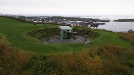 Alte-Verteidigungswaffe-Auf-Einem-Grünen-Hügel,-Nordsee,-Schärenlandschaft,-Norwegen,-Natur,-Drohne