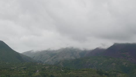 Pintoresco-Paisaje-Montañoso-Cubierto-De-Nubes-En-La-Isla-De-Cebú,-Filipinas
