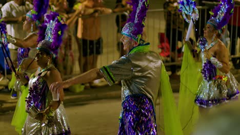 Un-Anciano-Se-Viste-De-Fiesta-Con-Un-Traje-Brillante-Y-Una-Mujer-Hermosa-En-El-Desfile-De-Carnaval-Por-La-Noche