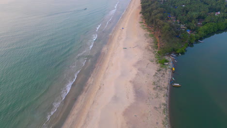 Luftaufnahme-Der-Galgibaga-Strandküste-In-Goa,-Indien,-4K-Drohne