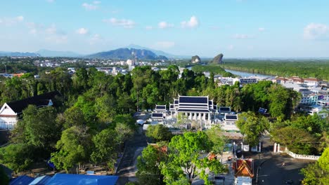 Ruhiger-Traditioneller-Thailändischer-Tempelkomplex,-Tropische-Landschaft