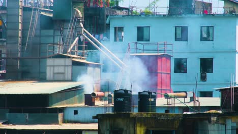 Humo-Contaminado-De-La-Tubería-En-Una-Fábrica-Industrial-En-Dhaka,-Bangladesh