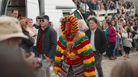 Karnevalsfeiernder-Careto-Mischt-Sich-Unter-Die-Menge-In-Podence,-Portugal