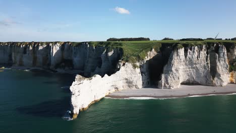 Grandes-Y-Hermosos-Acantilados-De-Tiza-En-La-Costa,-Océano-Atlántico,-Drone,-Francia,-Etretat