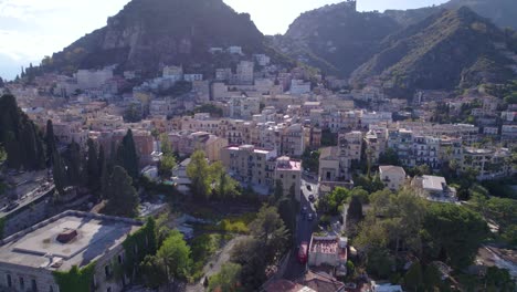 Toma-Aérea-De-Descenso-De-Taormina,-Sicilia,-Italia,-Un-Famoso-Destino-Turístico,-Lado-Norte-De-La-Ciudad.