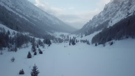 Vista-Aérea-Por-Drones-Del-Pintoresco-Paisaje-Montañoso-Congelado-En-Invierno