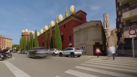 Timelapse-En-Figueras-Frente-A-La-Vista-Lateral-Del-Museo-Dalí,-Autos-Pasando-Rápido