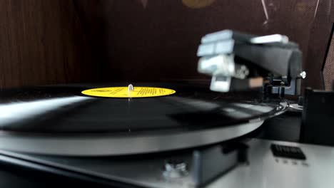 Eine-Schallplatte,-Die-Auf-Einem-Vinyl-Plattenspieler-Abgespielt-Wird
