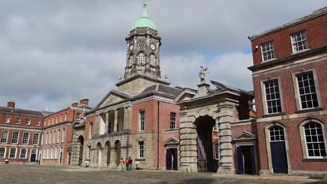 Inner-courtyard-of-Dublin's-Castle-on-a-cloudy-day,-Ireland