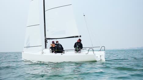 Ein-Segelbootrennen-Auf-Einem-See-In-Deutschland