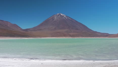 Vulkan-Licancabur-Gegenüber-Der-Laguna-Verde-Im-Altiplano,-Bolivien