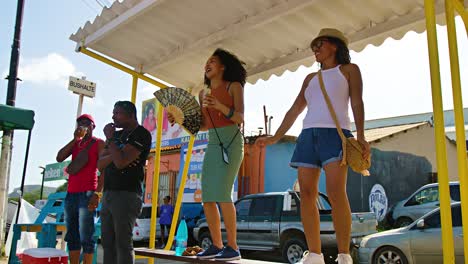 Mujeres-Influyentes-Bailan-Y-Se-Relajan-A-La-Sombra-Mientras-Festejan-Y-Disfrutan-De-Festividades-Culturales.