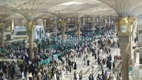 Thousands-of-people-finding-a-personal-connection-with-the-prophet-Muhammad-in-his-mosque