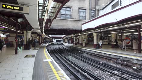 Empty-Baker-Street-Station-Platforms-For-Metropolitan-Line-Trains