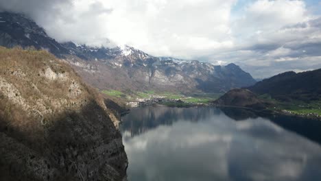 Volando-Cerca-De-Las-Montañas-Rocosas-En-El-Lago-Walensee-Unterterzen-En-Suiza