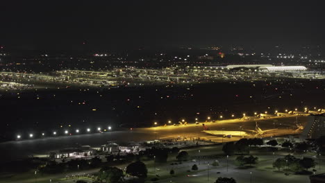 Atlanta,-Georgia,-Luftaufnahme-Mit-V954-Zoom,-Drohnenüberflug-über-Hapeville-Und-College-Park,-Aufnahme-Der-Beleuchteten-Hallen-Und-Terminals-Des-Inlandsflughafens-Hartsfield-Bei-Nacht-–-Aufgenommen-Mit-Mavic-3-Pro-Cine-–-Juni-2023