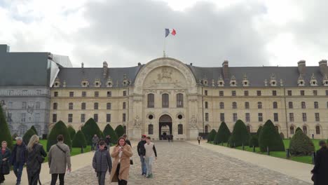 Fachada-De-Les-Invalides-En-París-Con-Turistas-Y-Parisinos-Caminando-Por-La-Entrada-Central