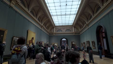 Galeriebesucher-Schlendern-Durch-Die-National-Portrait-Gallery-In-London-Und-Bewundern-Kunstwerke,-Das-Konzept-Des-Kulturellen-Und-Künstlerischen-Ausdrucks