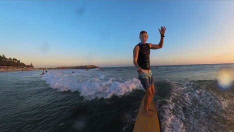 Surfer-Fängt-Eine-Lange-Welle-In-Mui-Ne,-Vietnam