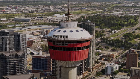 Calgary-Ab-Canadá-Antena-V21-Ampliada-En-Primer-Plano-Con-Drones-Volando-Hacia-La-Emblemática-Torre-De-Observación-En-El-Distrito-Central-Del-Centro-De-La-Ciudad-Frente-A-Las-Vistas-Del-área-De-La-Línea-De-Circunvalación---Filmada-Con-Mavic-3-Pro-Cine---Julio-De-2023