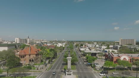 Una-Toma-Aérea-Se-Acerca-Al-Monumento-A-Los-Héroes-En-Broadway-En-Galveston,-Texas.