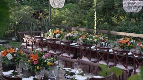 Mesa-De-Banquete-De-Boda-Con-Coloridos-Centros-Florales.