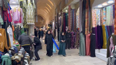 Compras-En-El-Zoco-Del-Bazar-Del-Centro-De-Erbil,-Irak