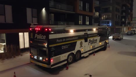 Drone-Volando-Hacia-El-Centro-De-Comando-Vehículo-De-Sûreté-Du-Québec-Estacionado-En-Una-Zona-Residencial,-Montreal