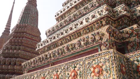 Blick-Hinauf-Zu-Den-Hoch-Aufragenden,-Detailreichen-Pagodentürmen-In-Einem-Buddhistischen-Tempelkomplex-In-Der-Altstadt-Von-Rattanakosin-In-Bangkok,-Thailand