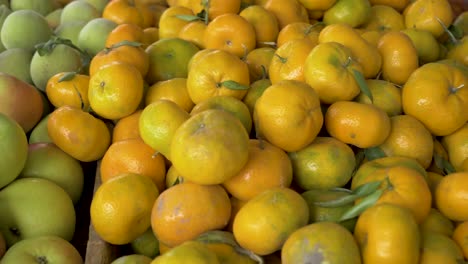 Fruta-Mandarina-En-Puesto-De-Fruta-Fresca-En-El-Mercado-Artesanal-En-La-Zona-Andina-Del-Altiplano-Del-Ecuador