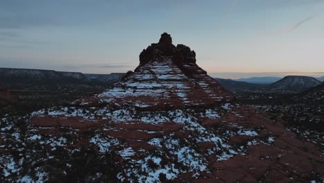 Formación-De-Roca-Roja-Con-Nieve-En-Sedona,-Arizona-Al-Atardecer---Disparo-De-Drones