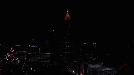 Vista-Nocturna-De-La-Torre-Bank-Of-America-Plaza-En-La-Oscuridad-En-Atlanta,-EE.UU.